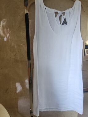 LIKE NEW-Tommy Bahama White Sleeveless V-Neck DRESS with Tie-Back